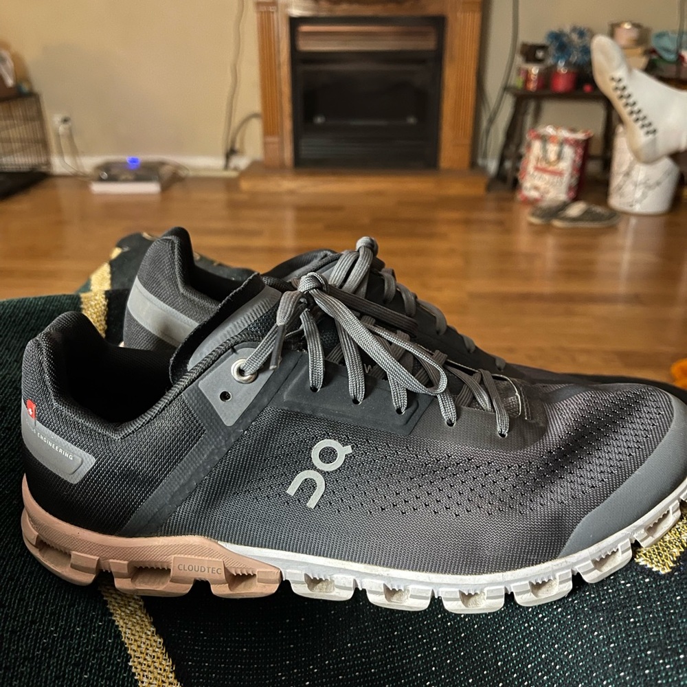 Women’s size 11 OnCloud Tennis Shoes. Worn a couple of times.
